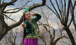 Kars'ta çiçek açan bağlarda Kafkas dansı görsel şölene dönüştü