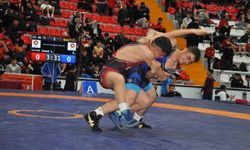 Kars'ta U15 Türkiye Güreş Şampiyonası başladı: Milli takım yolunda kıran kırana mücadele