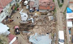 Kastamonu'da çıkan fırtına sırasında ahır çöktü: 4 büyükbaş hayvan telef oldu