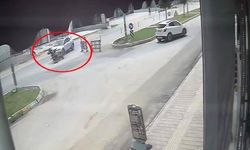 Kaza yapan motosikletli karşı yönden gelen minibüsün altında kaldı