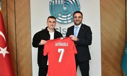 Kerem Aktürkoğlu'ndan Başkan Özlü'ye forma hediyesi