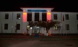 Kırmızı ışıklar eşit yaşam için yandı