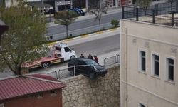 Kontrolden çıkan araç istinat duvarında asılı kaldı