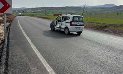 Kontrolden çıkan kamyonet karşı şeride geçerek ticari araçla çarpıştı: 1 yaralı