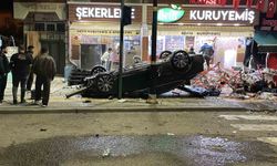 Kontrolden çıkan otomobil 2 iş yerine çarparak devrildi