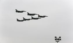 Konya'da SOLOTÜRK ve Türk Yıldızları'ndan öğrencilere 23 Nisan gösterisi