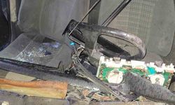 Köprü bariyerlerine çarparak parçalanan otomobilin sürücüsü hayatını kaybetti