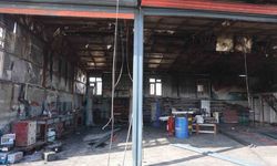 Korkutan yangında, iş yeri ve kamyonet zarar gördü