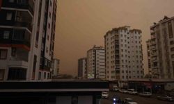 Kozan'da çöl tozu etkili oldu, sağanakla birlikte çamur yağdı