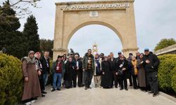 Küçükçekmece Belediyesi emekli çiftleri Çanakkale'ye götürdü