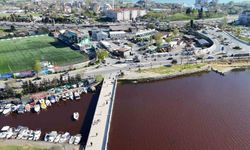 Küçükçekmece Gölü kırmızıya döndü