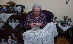 Kütahya'da 70 yıldır ilmek atan emekli öğretmenin azmi örnek oluyor