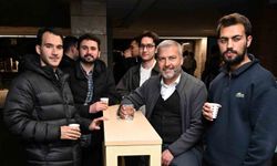 Kütüphanede sınavlara hazırlanan öğrencilere Anadolu Kafe'de sıcak mola