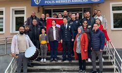 Mahalle sakinlerinden polislere sürpriz kutlama