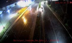 Malatya'da kontrolden çıkan araç refüje çarptı