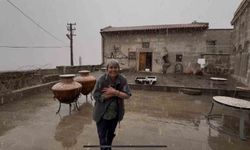 Meyve ağaçlarının çiçek açtığı Güzelyurt'ta kar yağışı