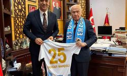 MHP'li Yurdagül'den lider Bahçeli'ye şampiyonluk ziyareti: Erzurumspor forması takdim edildi