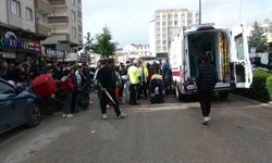 Motosikletin yayalara çarptığı kaza kamerada: Baba ve bebeği yaralandı