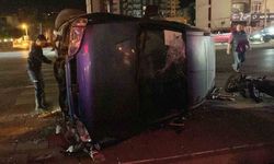 Motosikletle çarpışan hafif ticari araç devrildi: 3 yaralı