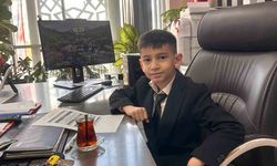 Müdür koltuğuna oturan küçük çocuk ilk talimatıyla arkadaşlarını sevindirdi