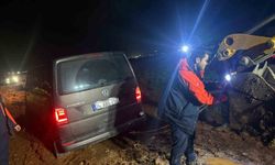 Navigasyon yardımıyla yolculuk yapan minibüsteki 10 kişi çamurlu yolda mahsur kaldı