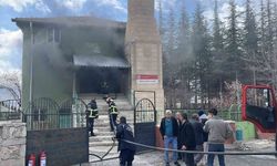 Niğde'de camide yangın, ekiplerin müdahalesi sürüyor