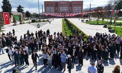 Öğrenciler, İstiklal Meydanı'nda kitap okudu