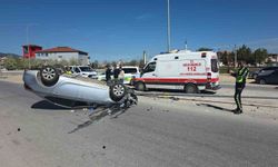 Otomobil aydınlatma direğine çarpıp ters döndü, sürücü yaralandı