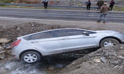 Otomobil kanala düştü: 2 yaralı