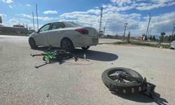 Otomobille çarpışan elektrikli bisiklet ikiye bölündü: 1 yaralı