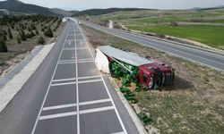 Patates yüklü tır devrildiği kazada 3 kişi yaralandı