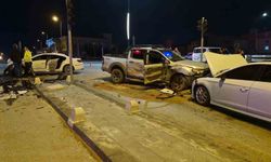 Pikap ile otomobilin çarpıştığı kazada ortalık savaş alanına döndü: 6 yaralı