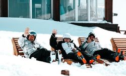 Plaj kenarı değil Palandöken'in zirvesin şezlong keyfi