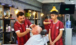 Play-off yolunda örnek hareket: Dükkanı bordo-beyaza boyadı, müşterilere forma dağıttı