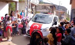 Polis ekipleri ihbarla gittikleri mahallede kutlamayla karşılandı