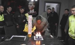 Polisi karşılarında görünce önce rol icabı kavga ettiler sonra pasta kestiler