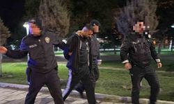 Polisten kaçarken, yola fırlattığı kağıttan uyuşturucu çıktı