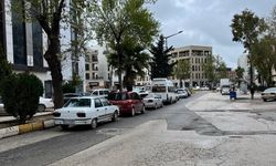 Refüj dibine park edilen araçlar pes dedirtiyor