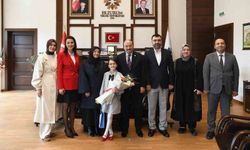 Rektör Çakmak'tan 23 Nisan jesti: Koltuk Asya Mina'ya emanet