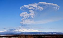 Rusya'daki Şiveluç Yanardağı 11 kilometre yüksekliğe kül püskürttü