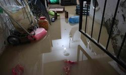 Sağanak ve dolu sonrası bodrum katını su bastı: Eşyalarının üzerine basarak içeri girdiler