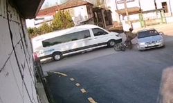 Sağdan sollayan motosikletli otomobile çarptı: Kaza anı kameraya yansıdı
