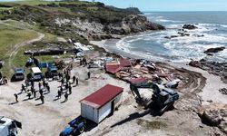 Sahil kenarındaki kaçak yapıların yıkımı sürüyor