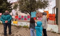 Saldırının yaşandığı okul önündeki yazılar ve görseller görenleri duygulandırıyor