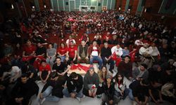 Salonda iğne atsan yere düşmedi