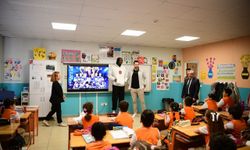 Şampiyon dev adamlar öğrencilerle bir araya geldi