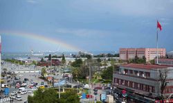 Samsun'da yağmur sonrası deniz üzerinde gökkuşağı oluştu