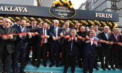 Sanatçi İsmail Türüt Erzurum'da pastahane açılışına katıldı