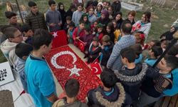 Şehit Mete Okur adını taşıyan okulun öğrencileri tarafından mezarı başında anıldı