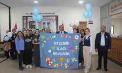 Selçuk'ta, lise öğrencileri ve öğretmenlerinden otizm farkındalık etkinliği